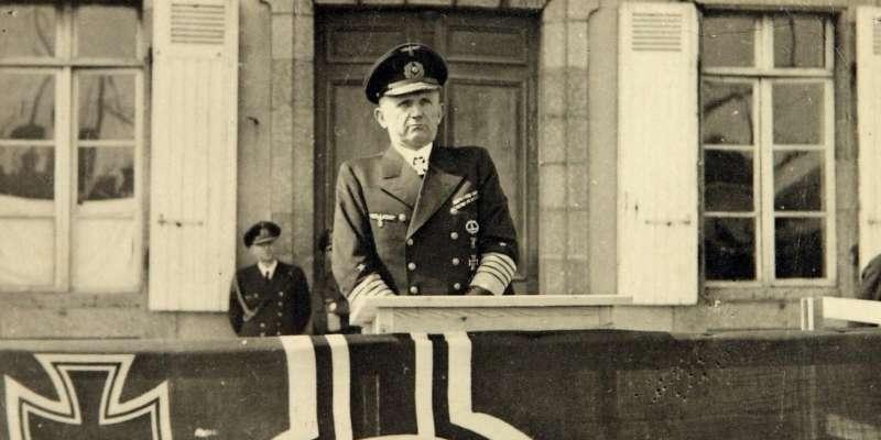 L amiral karl donitz devant le bureau du port de la pallice